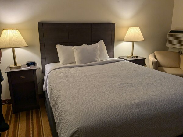 1 Queen Bed Exterior Access Non Smoking Photo 2