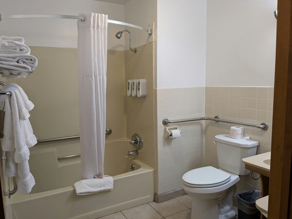 2 Queen Beds, Accessible with Exterior Access, Non-Smoking Photo 4