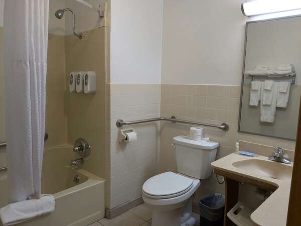 2 Queen Beds, Accessible with Exterior Access, Non-Smoking Photo 3