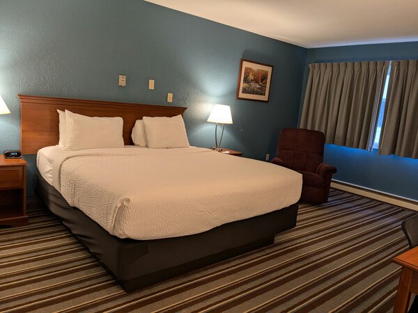 1 King Bed with Recliner Non Smoking Photo 1