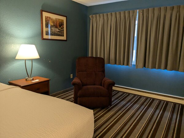 1 King Bed with Recliner Non Smoking Photo 2