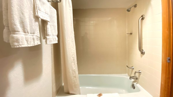 1 Queen Bed Non Smoking Photo 4